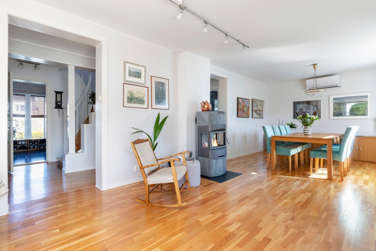 Vedovn og varmepumpe bidrar til god varme vinterstid. Galleribilde