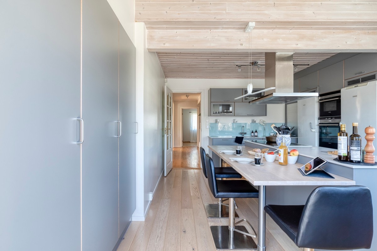 Det er også mye god oppbevaringsplass i alle skapene på kjøkkenet. Galleribilde