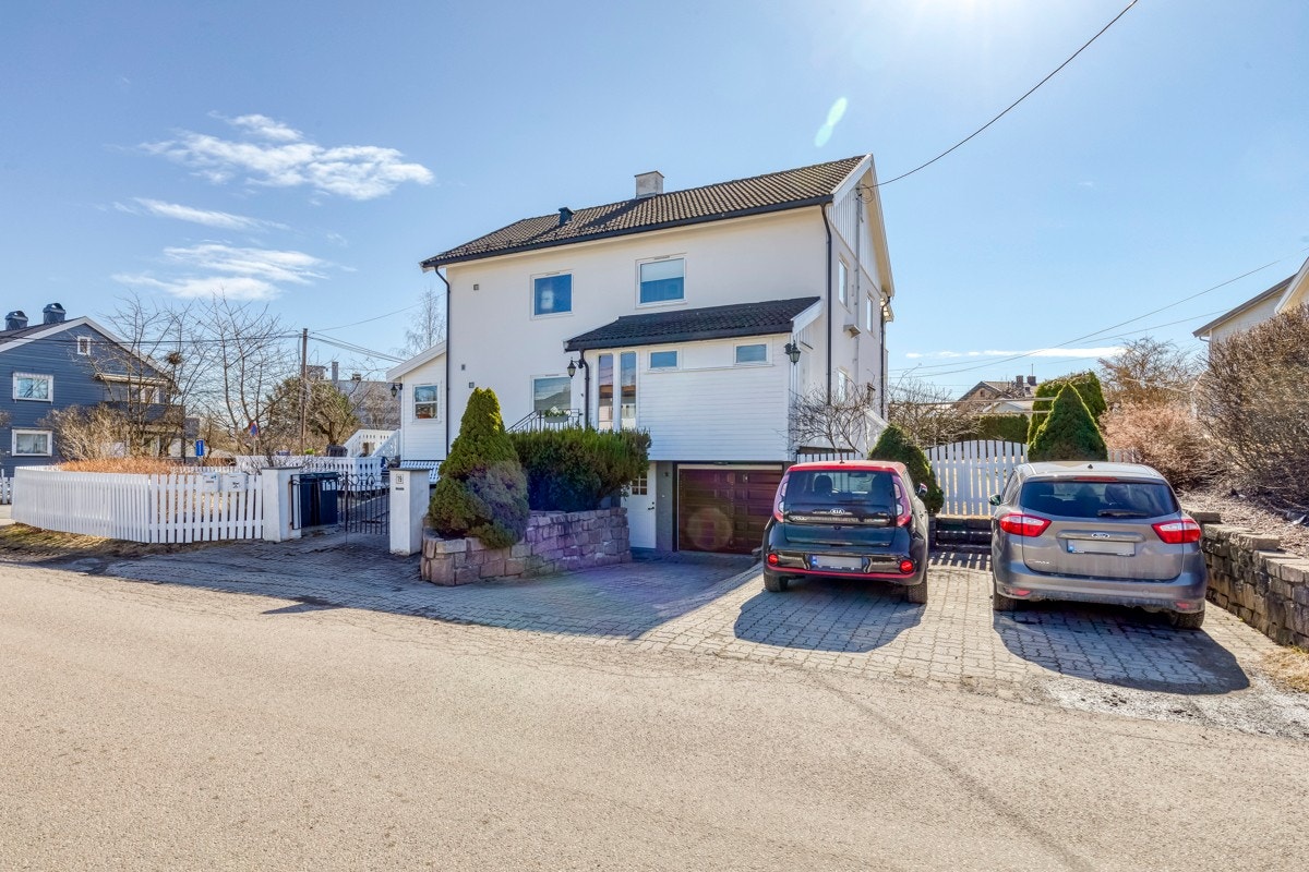 I tillegg til en enkel garasje har eiendommen to utvendige biloppstillingsplasser. Det er montert ladestasjon for elbil. Galleribilde