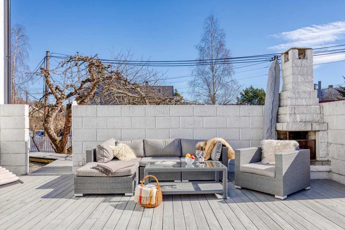 Leveggen skjermer for innsyn og vind og skaper en lun uteplass. Galleribilde