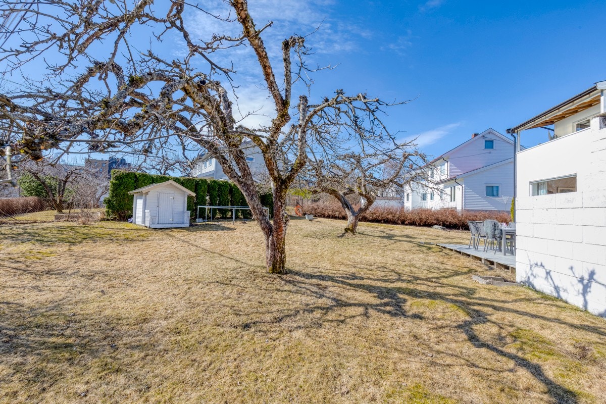 I enden av hagen er det en frittstående redskapsbod. Galleribilde