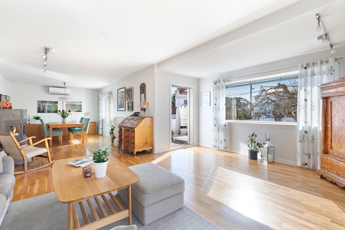 Stuen er romslig og lys og har utgang til terrasse og hage. Galleribilde