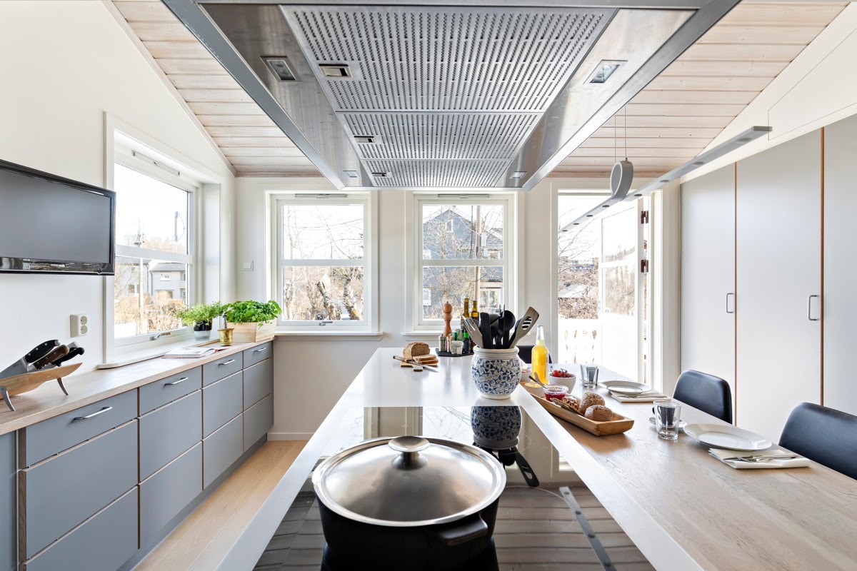 Videre har kjøkkenet meget god benkeplass for matlaging. Galleribilde