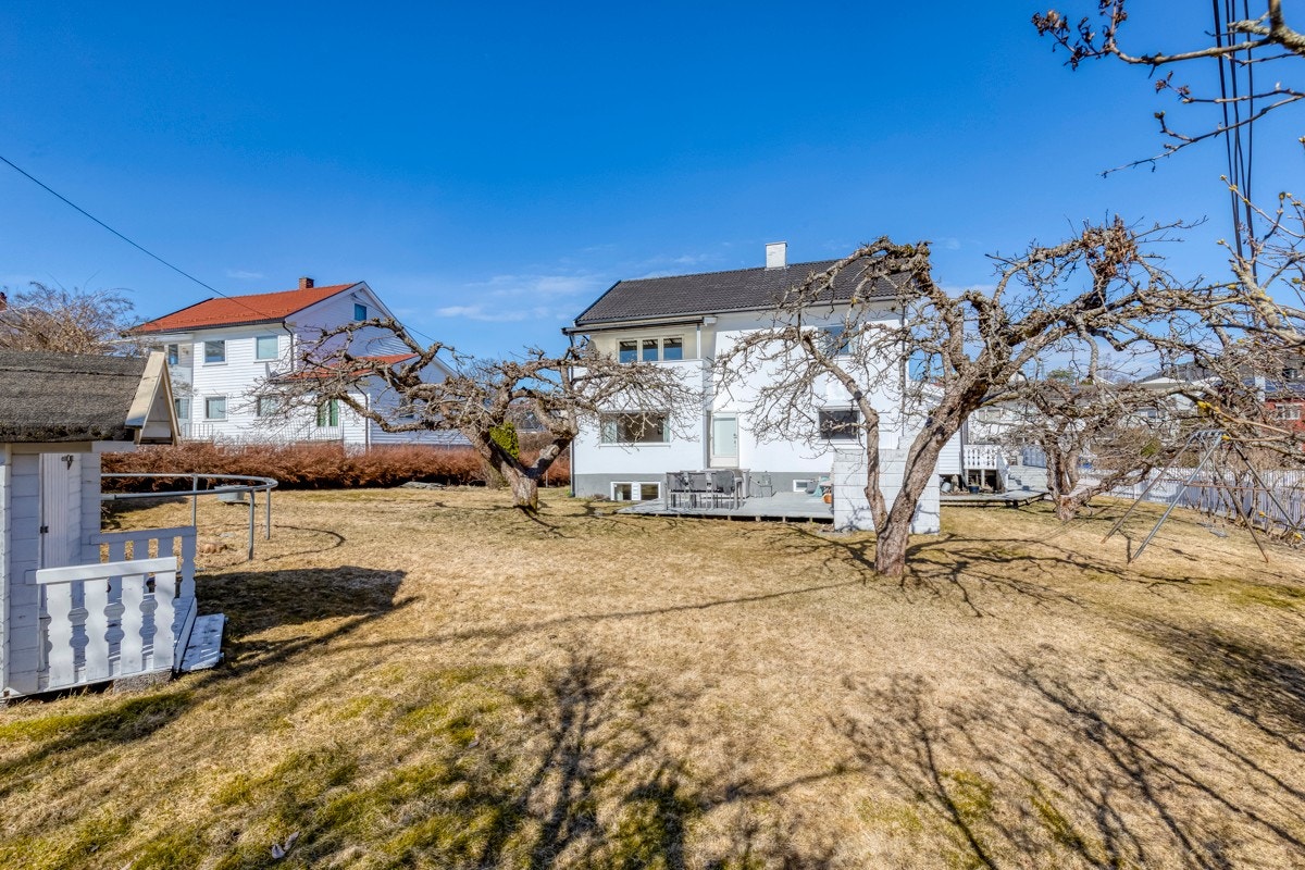 På eiendommen er det flere frukttrær og god plass for bl.a. trampoline. Galleribilde