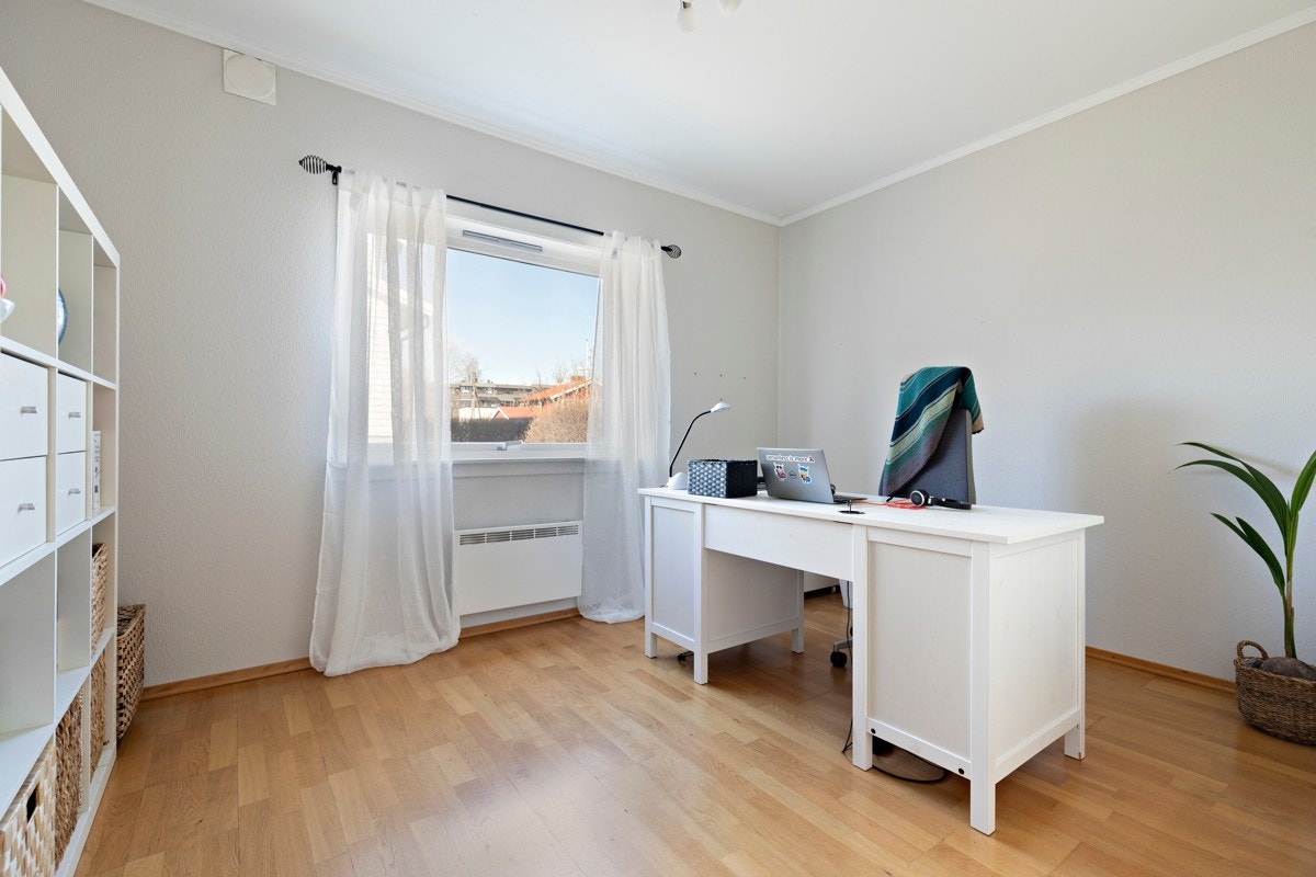 Rommet har god størrelse og plass til seng med tilhørende møblement. Galleribilde