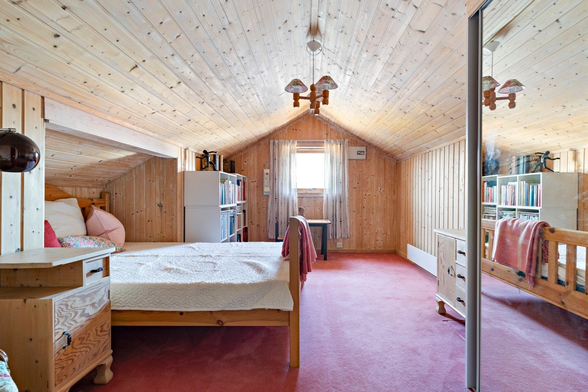 Deler av loftet er isolert og innredet. Rommet er ikke byggesøkt og godkjent for varig opphold. Galleribilde