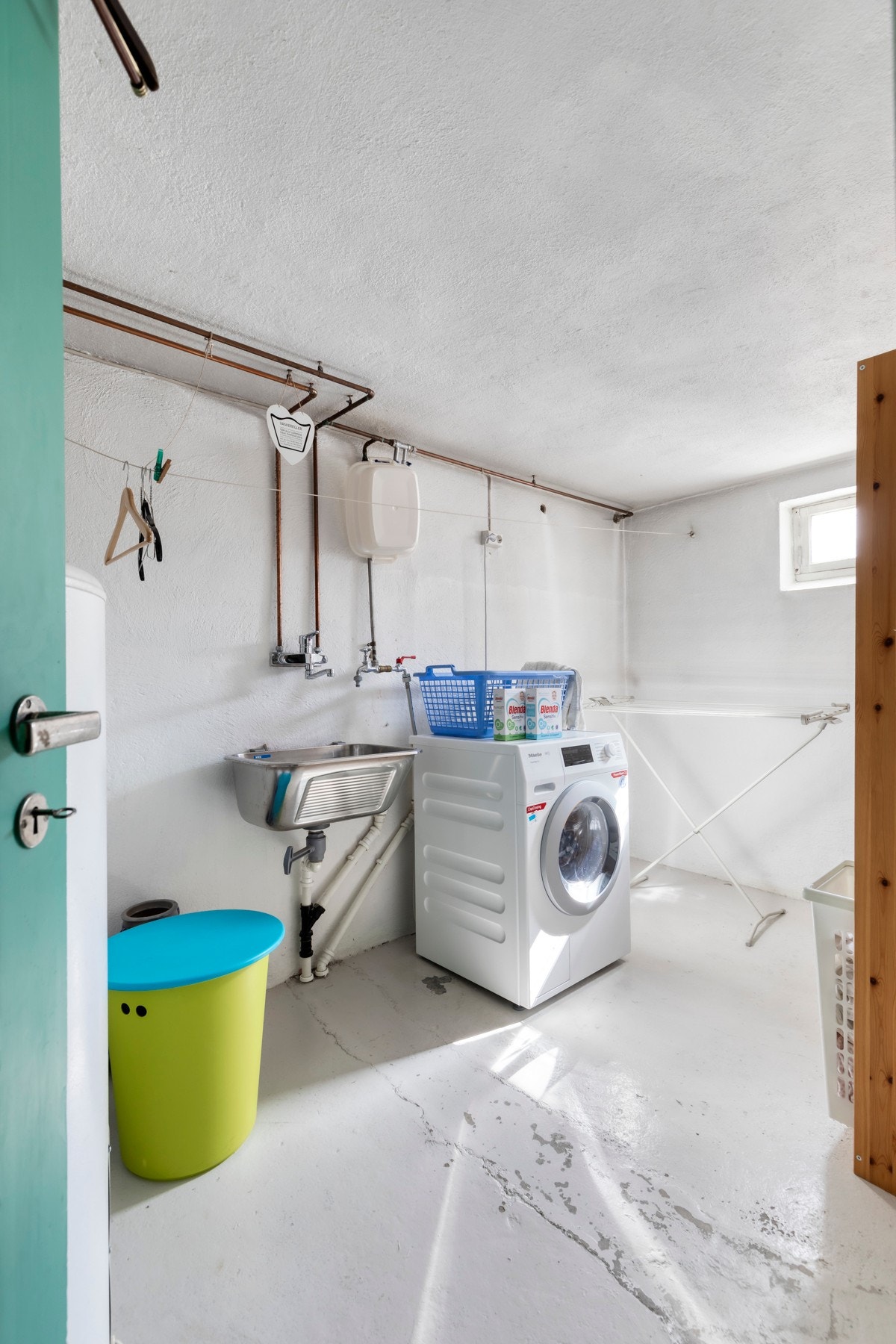 Via trapp fra 1. etg. er det tilgag til vaskerom. Galleribilde