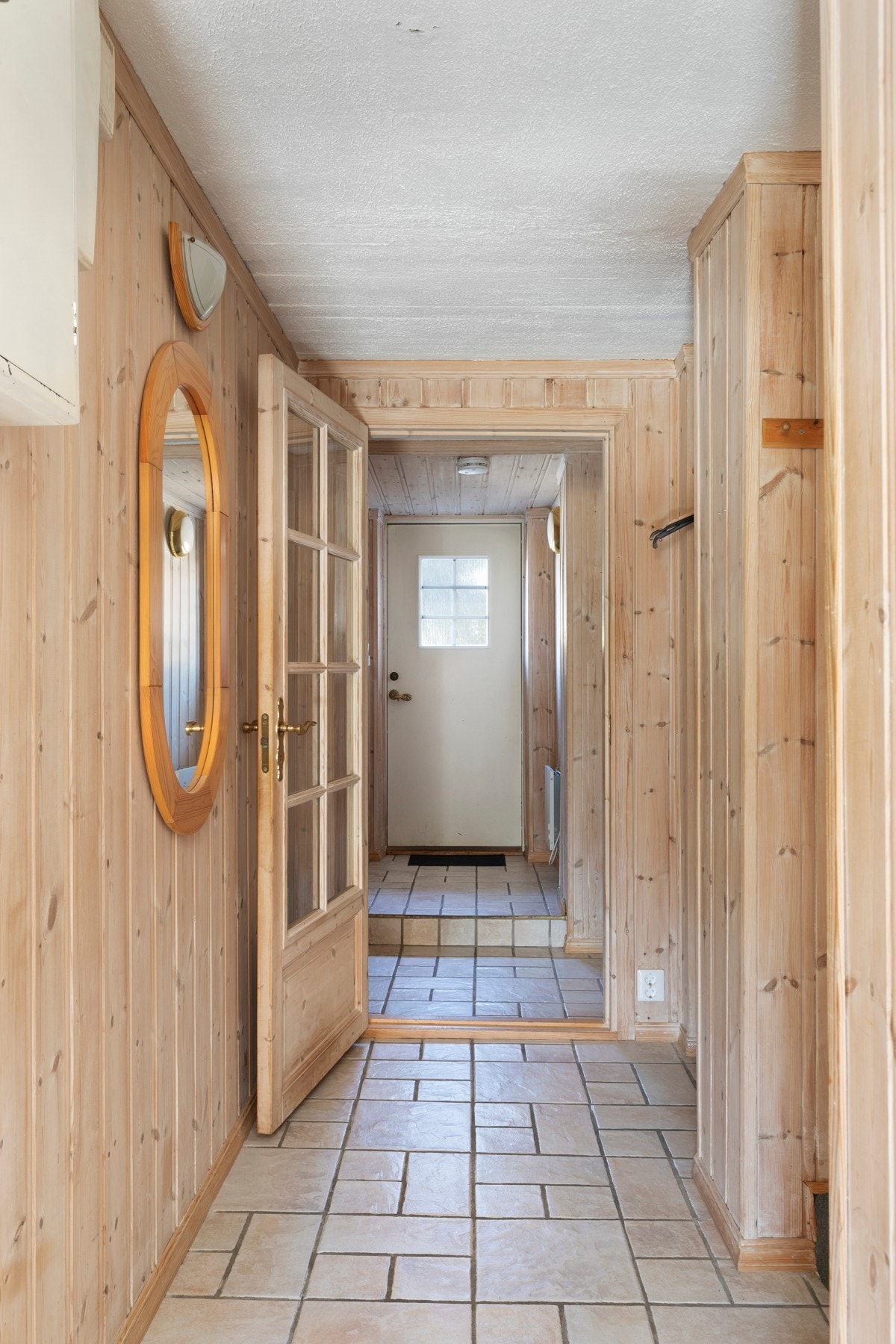 Kjelleren har egen inngang og det kan være stort potensial for utvikling av kjelleren. Galleribilde