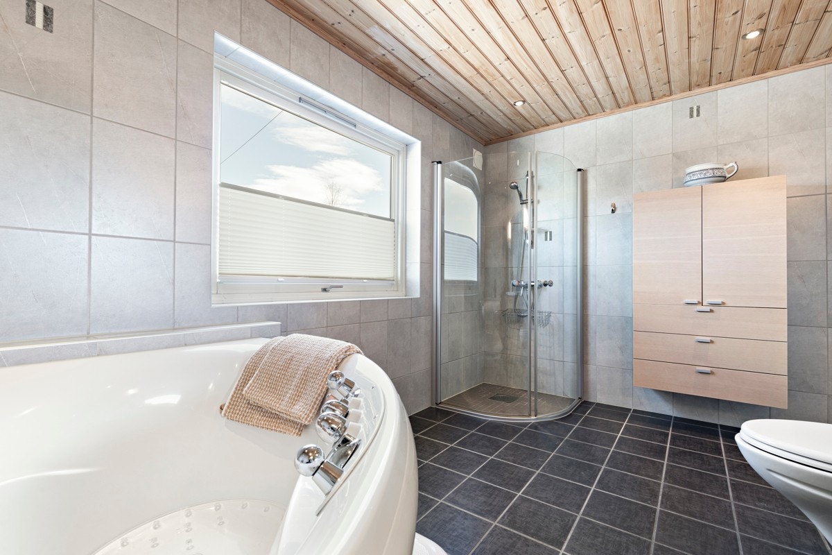 Det er også et dusjhjørne og skap for oppbevaring. Galleribilde