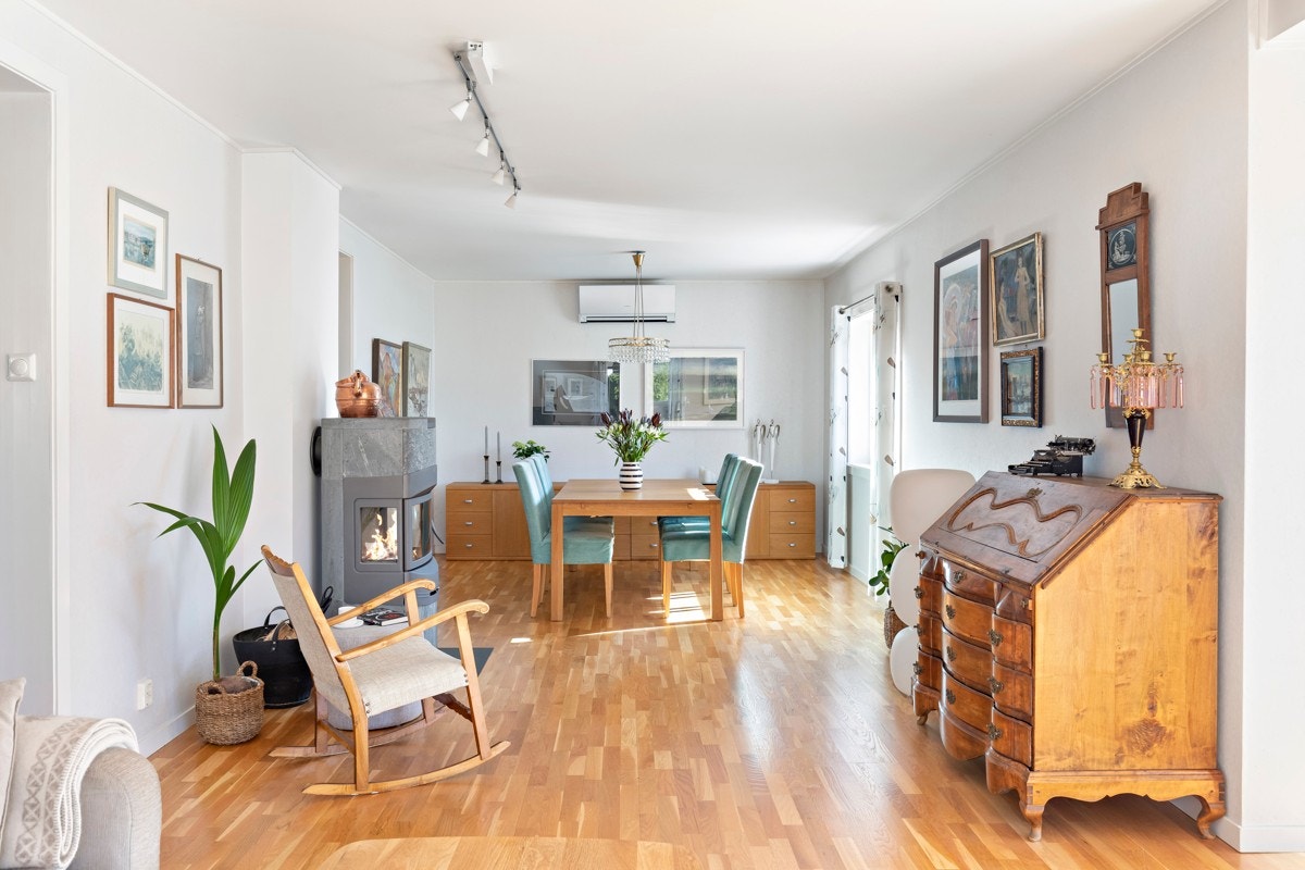 Det er god plass for langbord i stuen. Galleribilde