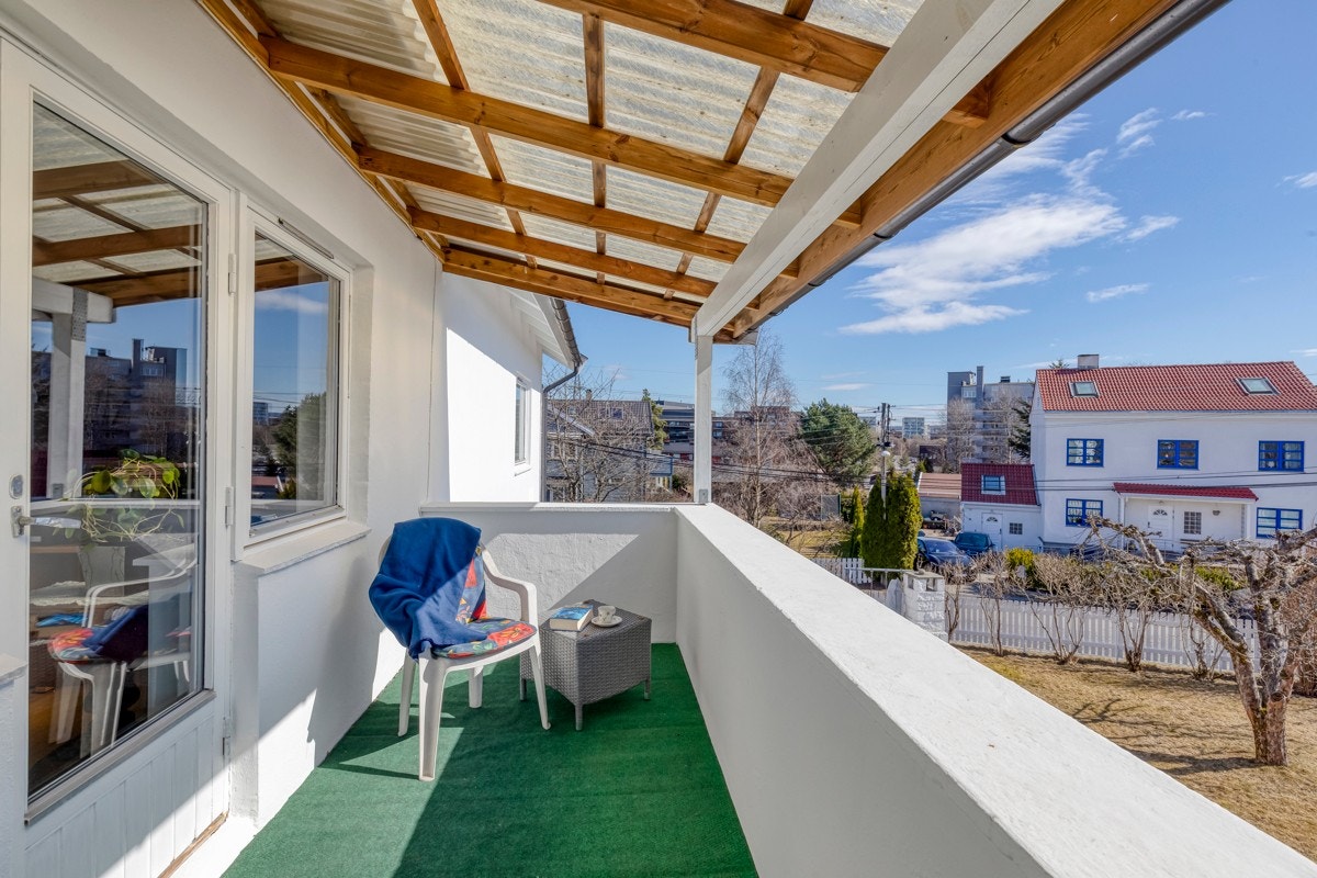 Det er utgang til overbygget terrasse med gode solforhold. Galleribilde