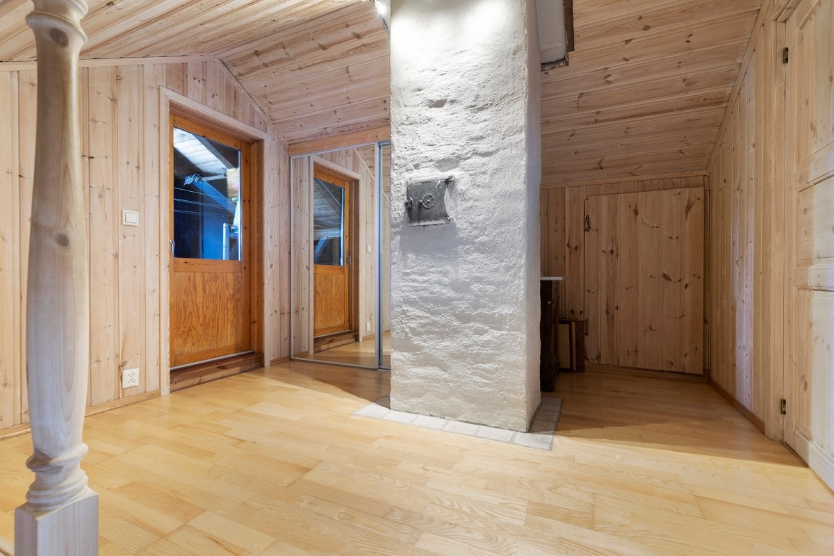 Loftet har adkomst via fast trapp og har god takhøyde. Her er det mye lagringsplass! Galleribilde