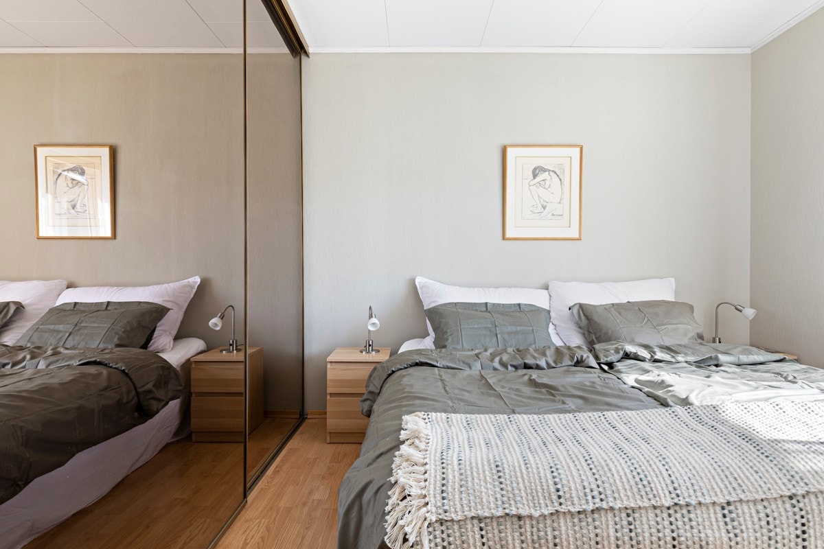 Hovedsoverommet er utstyrt med stor skyvedørsgarderobe. Galleribilde