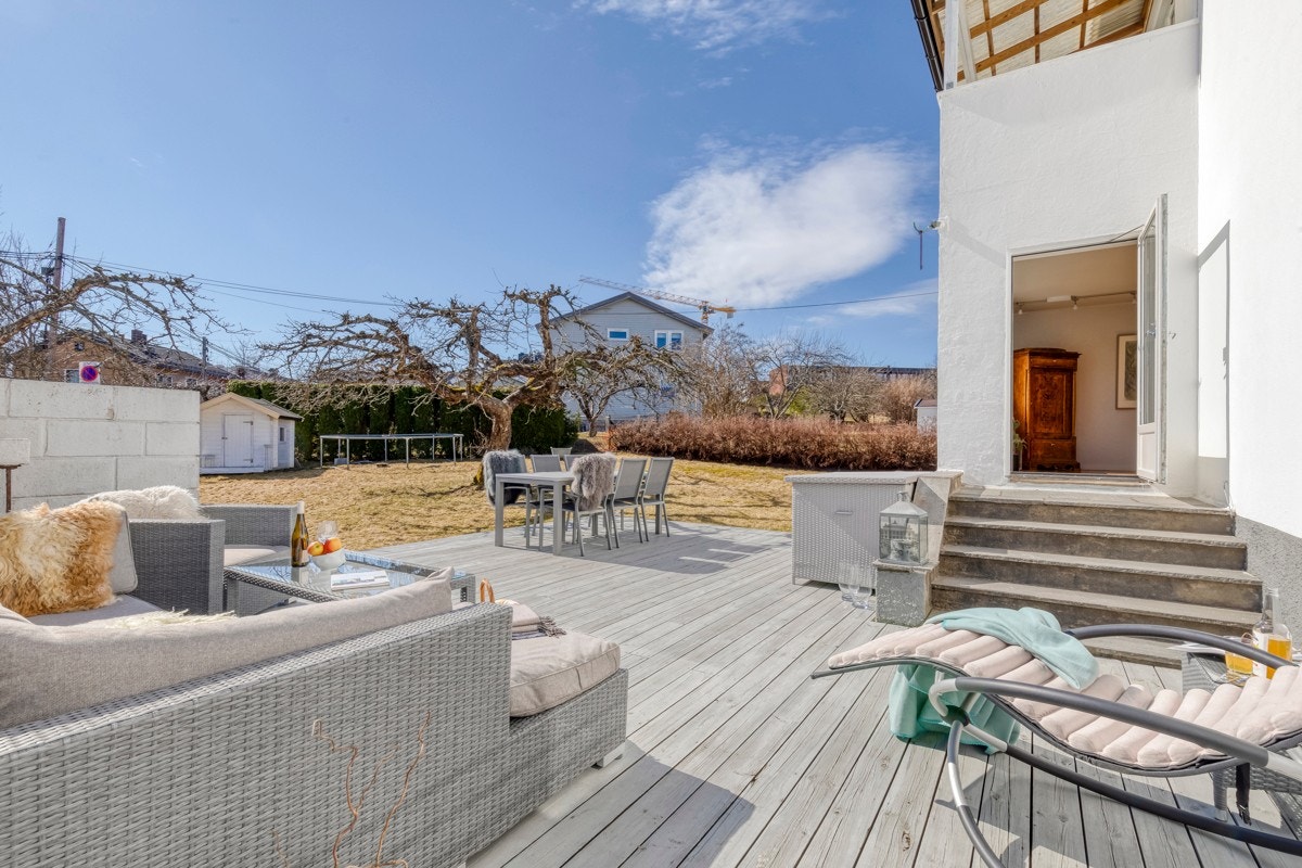 Fra stuen er det utgang til en stor og solrik terrasse. Galleribilde