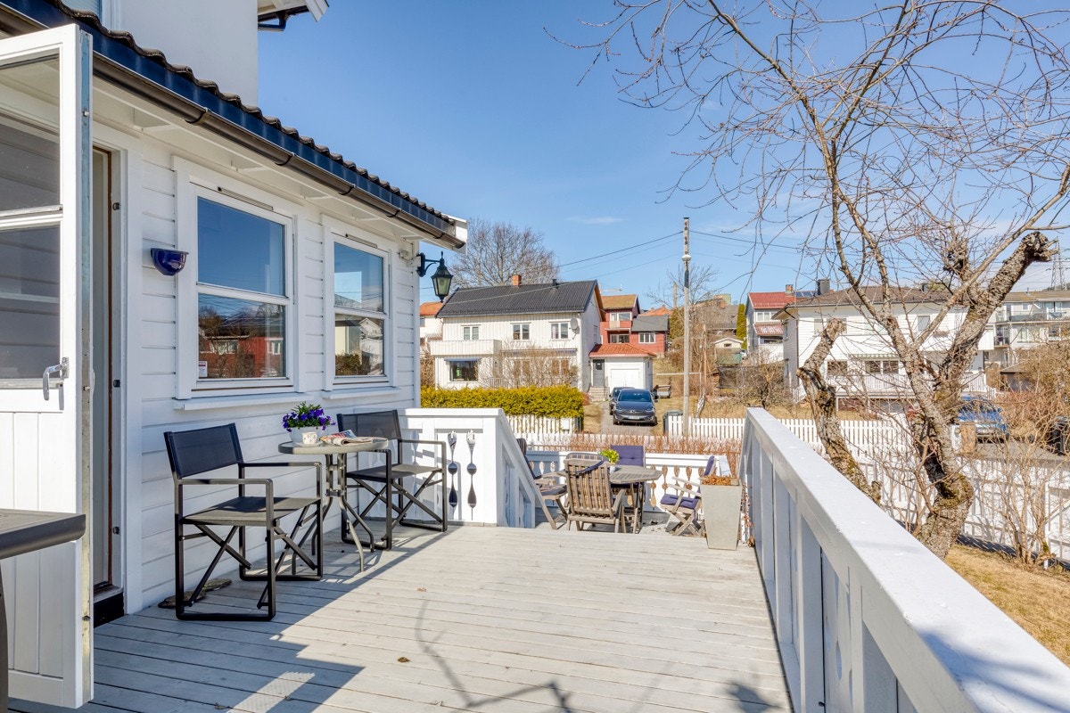 Fra kjøkkenet er det utgang til en herlig uteplass med morgen- og formiddagssol. Galleribilde