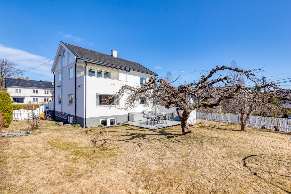 Stor inngjerdet hjørnetomt med god plass. Galleribilde