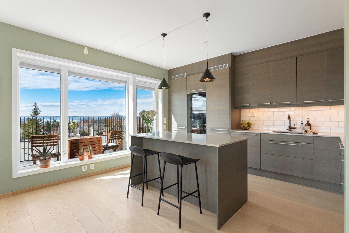 Lekkert kjøkken med balkong og utsikt i front. Galleribilde