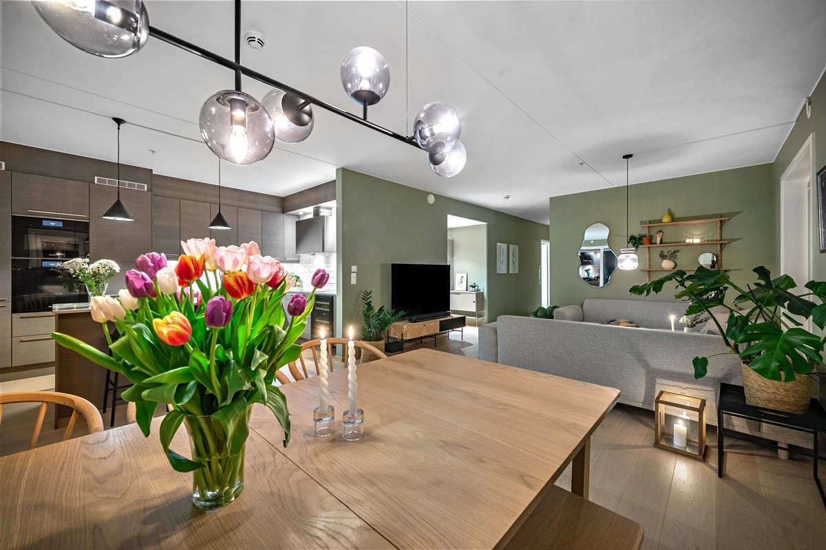 Det er dedikert plass til stort langbord i tilknytning til kjøkken. Galleribilde