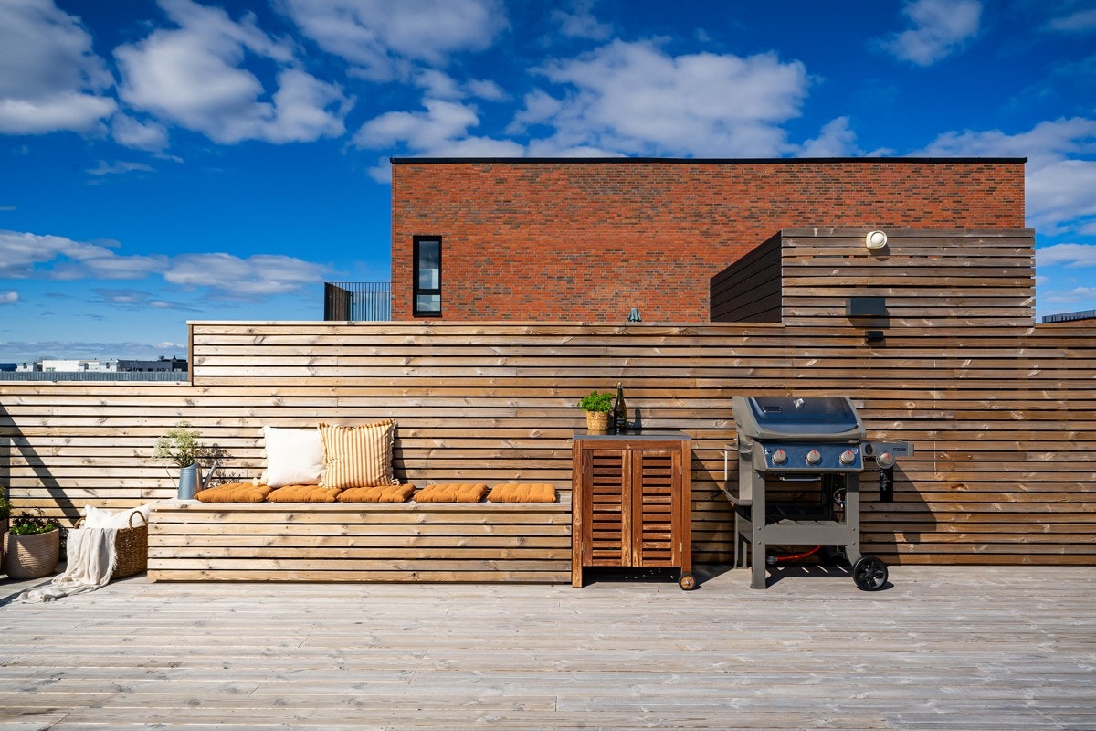 Takterrassen er usjenert og er pent opparbeidet med levegger, sittebenk og blomsterbed. Galleribilde