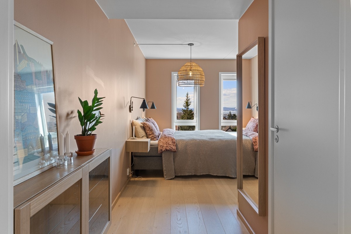 Hovedsoverommet ligger i suiteløsning med tilgang til eget bad. Galleribilde