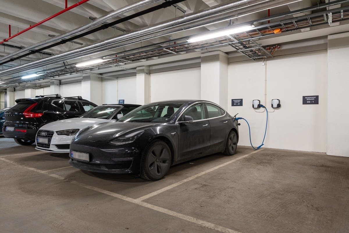 Egen garasjeplass med elbillader. Galleribilde