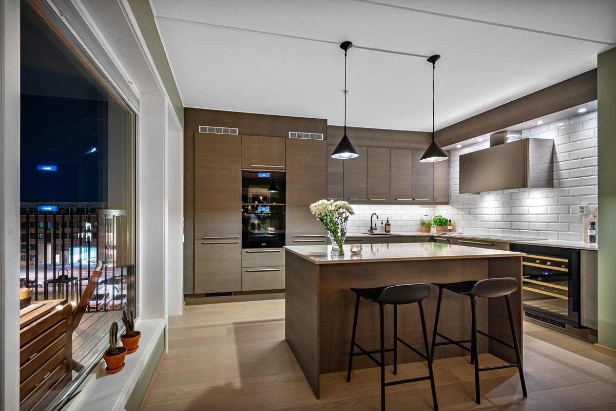 Eksklusivt kjøkken fra Sigdal med silestone benkeplate og integrerte hvitevarer fra Miele. Galleribilde