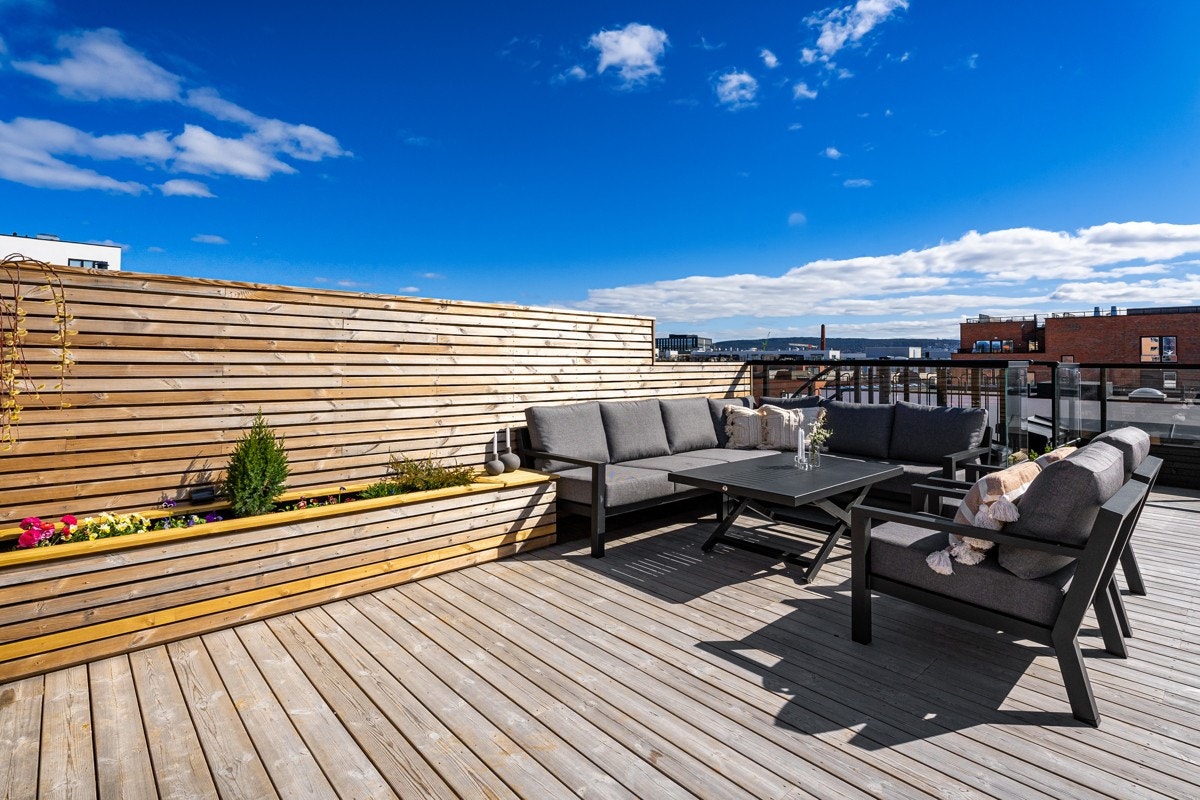 Takterrassen er usjenert og er pent opparbeidet med levegger, sittebenk og blomsterbed. Galleribilde