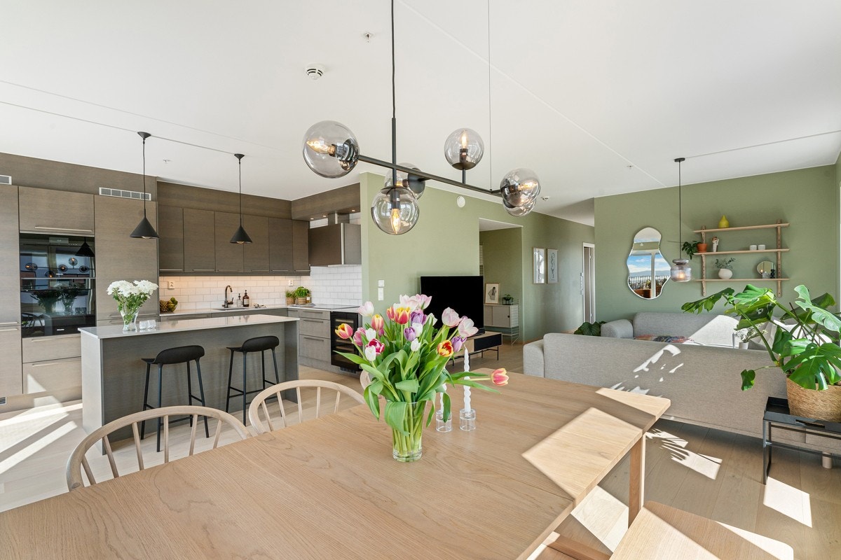 Spisestuen ligger i hendig tilknytning til flott kjøkken. Galleribilde