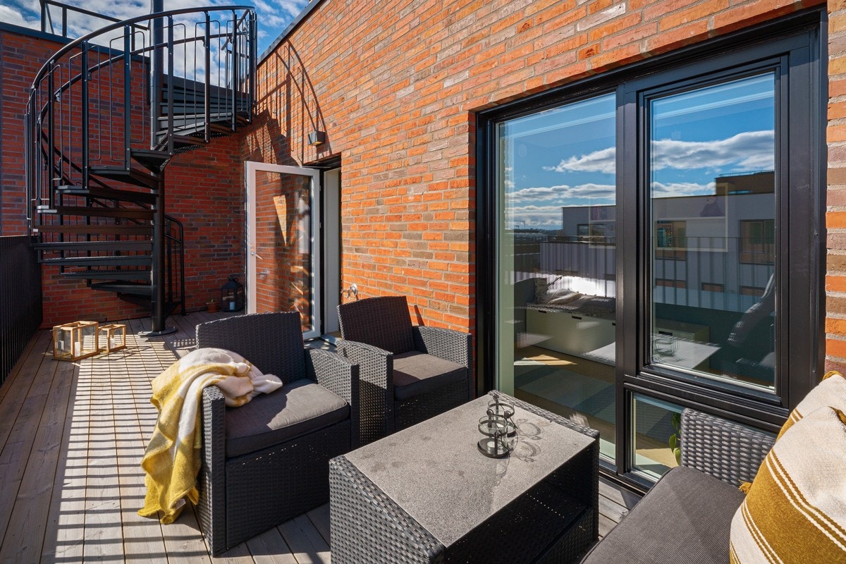 Stor balkong på ca. 17 kvm med flott utsyn over eget nabolag. Galleribilde