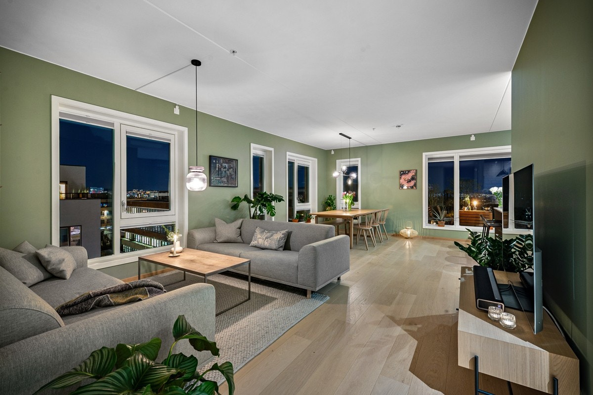 Svært romslig stue med stor møbleringsfrihet. Galleribilde