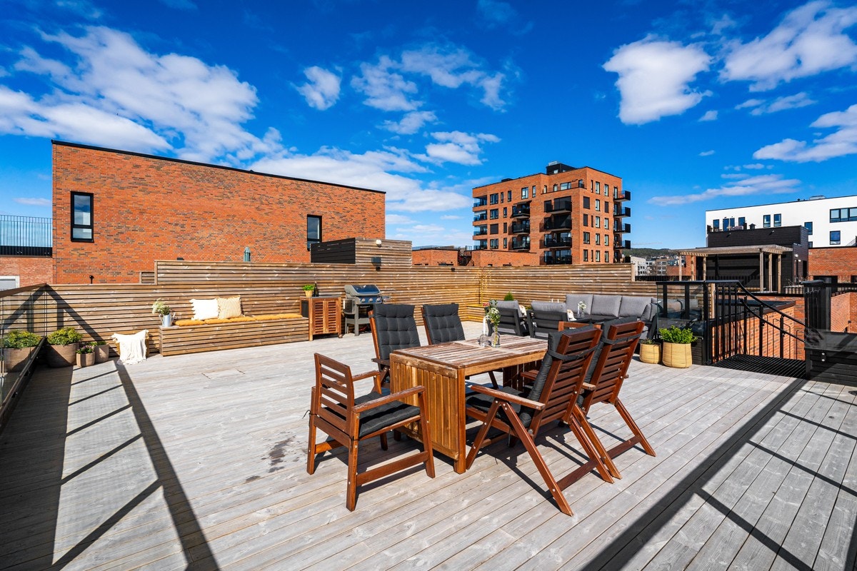 Takterrassen er usjenert og er pent opparbeidet med levegger, sittebenk og blomsterbed. Galleribilde