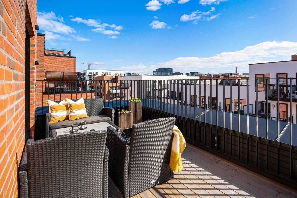 Stor balkong på ca. 17 kvm med flott utsyn over eget nabolag. Galleribilde