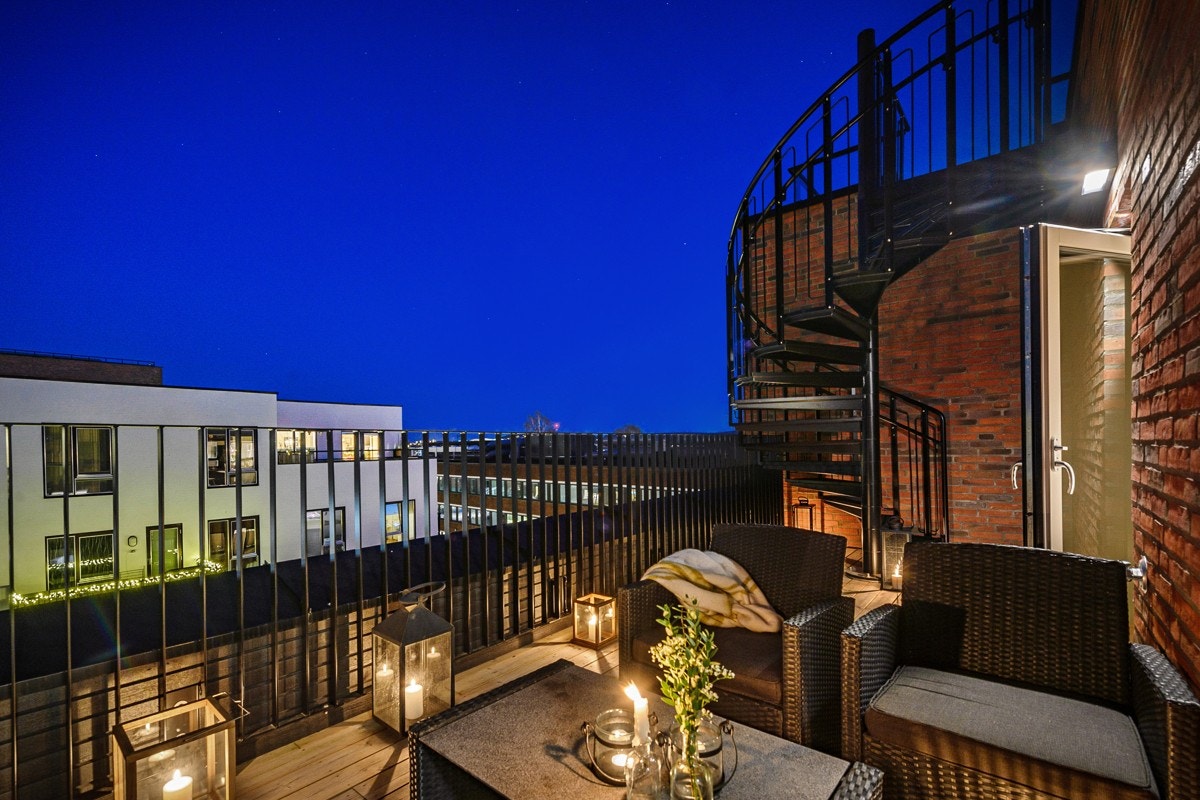 Stor balkong på ca. 17 kvm med trapp opp til takterrasse. Galleribilde