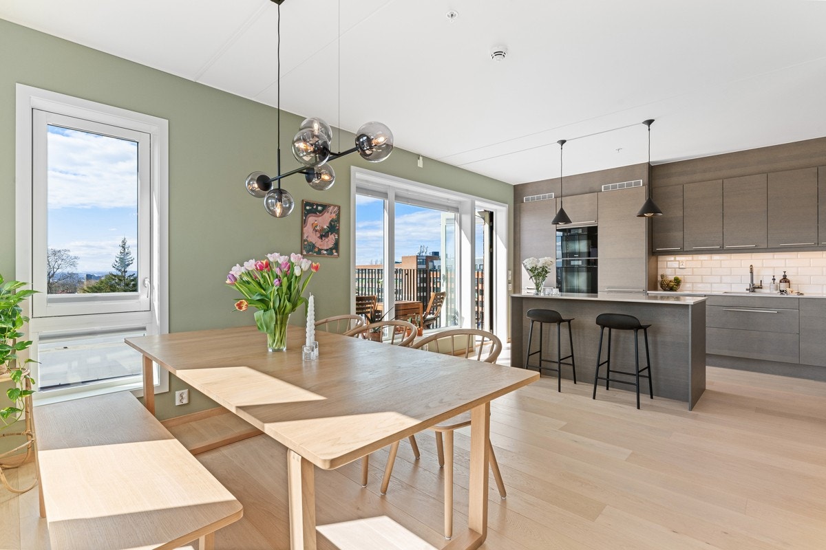 Spisestuen ligger i hendig tilknytning til flott kjøkken. Galleribilde