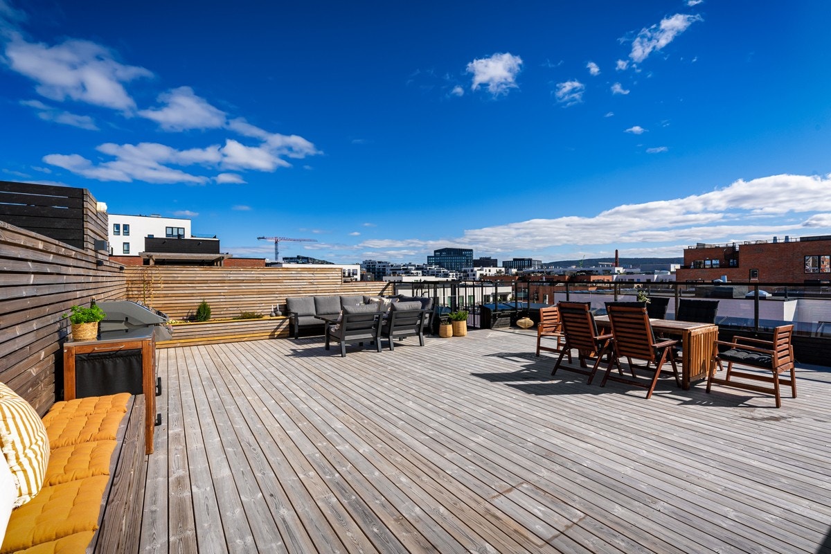 Takterrassen er usjenert og er pent opparbeidet med levegger, sittebenk og blomsterbed. Galleribilde