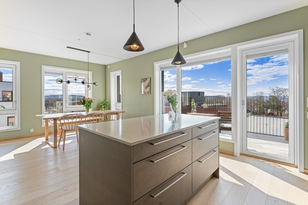 Leiligheten har nydelig utsikt over byen og fjorden. Galleribilde