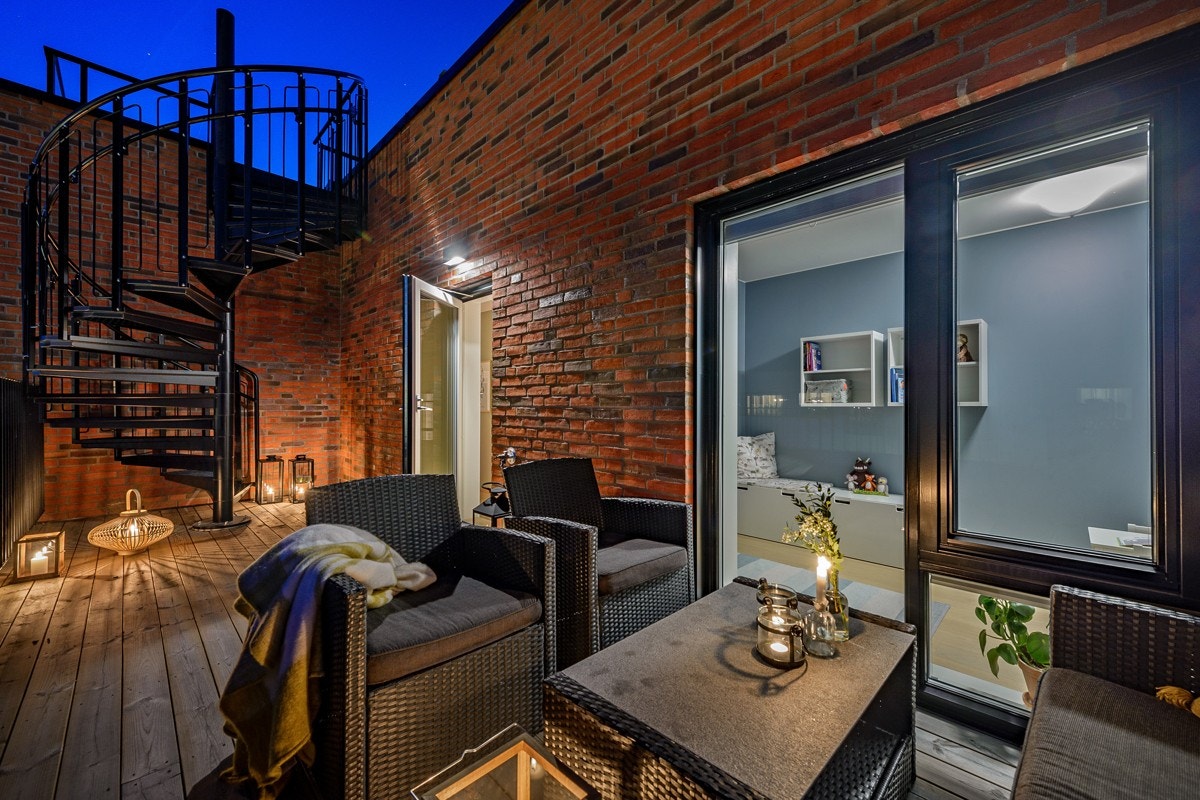 Stor balkong på ca. 17 kvm med trapp opp til takterrasse. Galleribilde