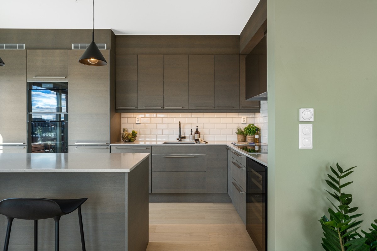 Påkostet kjøkken fra Sigdal med benkeplater i silestone og hvitevarer fra bla. Miele. Galleribilde