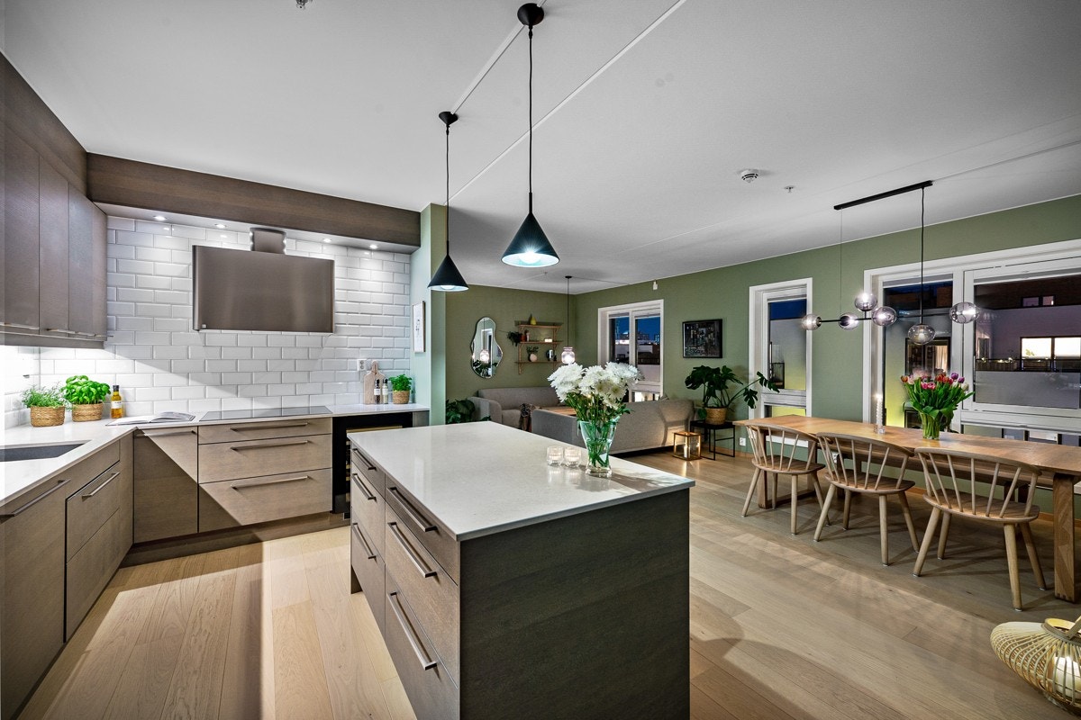 Eksklusivt kjøkken fra Sigdal med silestone benkeplate og integrerte hvitevarer fra Miele. Galleribilde