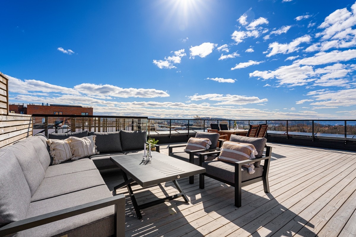 Takterrassen har sol fra morgen til kveld og spektakulær utsikt. Galleribilde