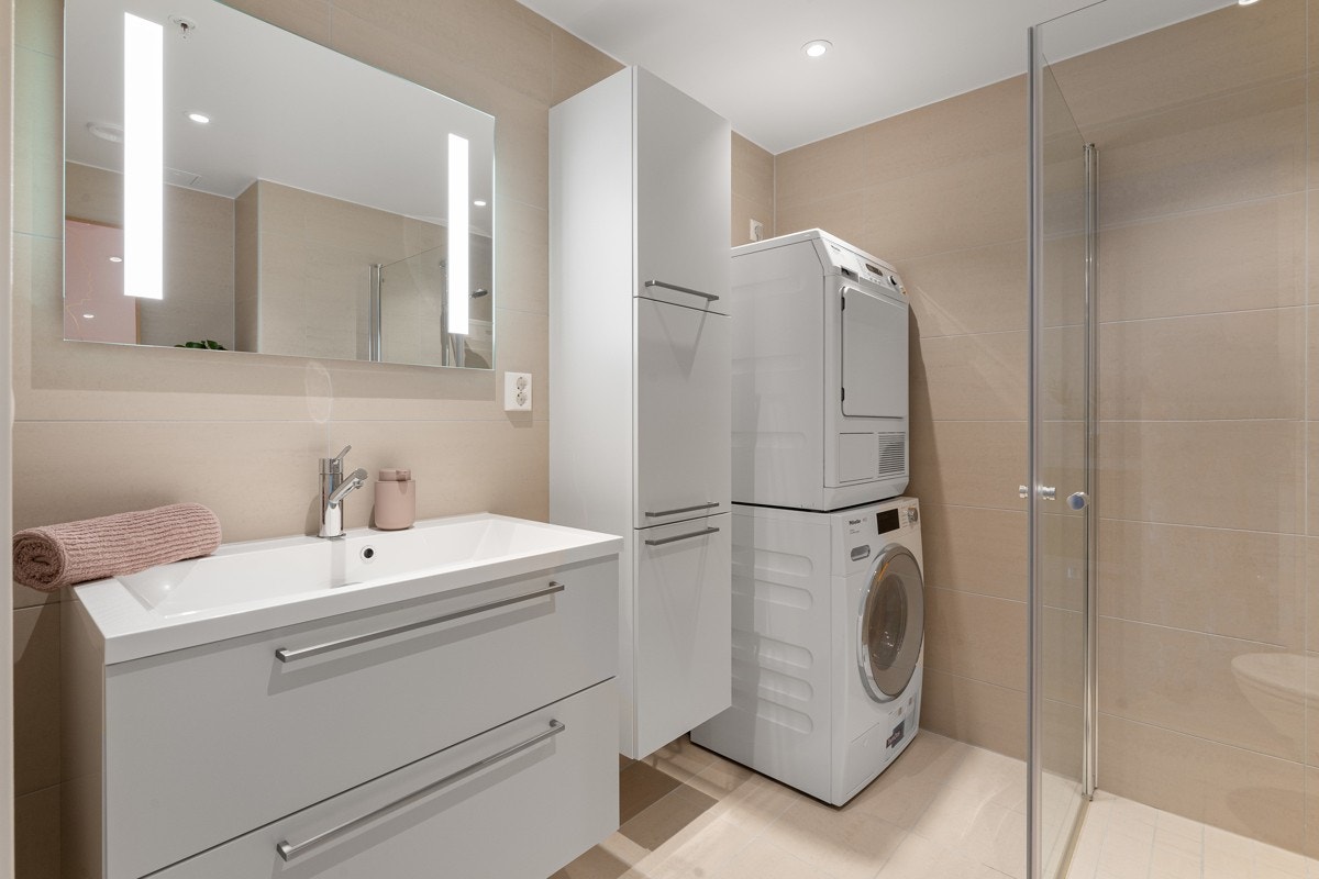 Delikat baderom i tilknytning til hovedsoverom. Galleribilde