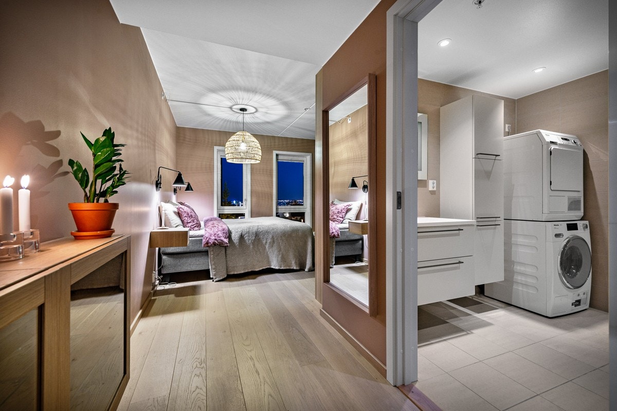 Det romslige hovedsoverommet ligger i suiteløsning med eget bad. Galleribilde