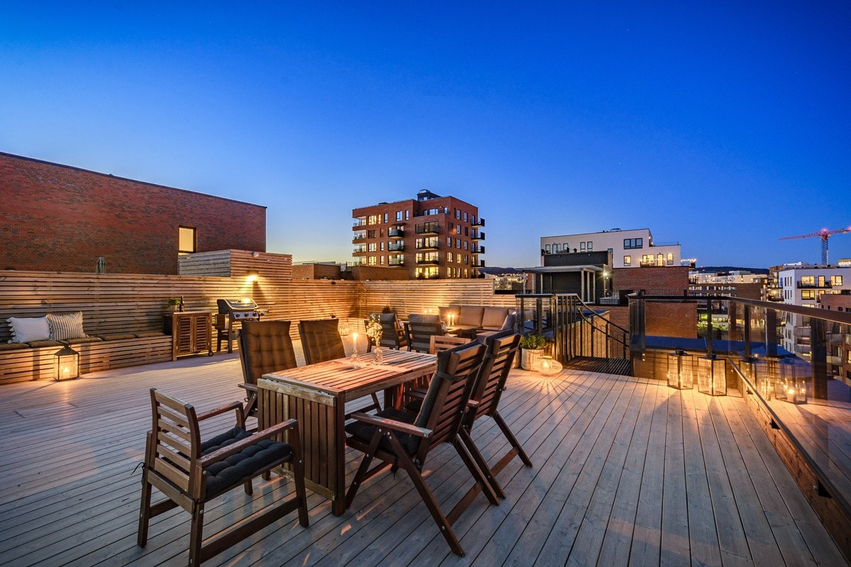 Terrassen er pent opparbeidet og har mulighet for møblering i flere soner. Galleribilde