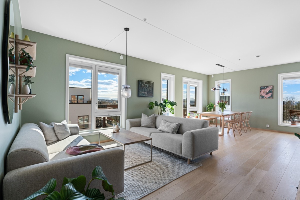 Luftig hjørnestue med store vinduer mot to himmelretninger og flott utsikt. Galleribilde