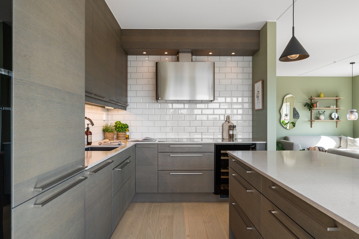 Påkostet kjøkken fra Sigdal med benkeplater i silestone og hvitevarer fra bla. Miele. Galleribilde