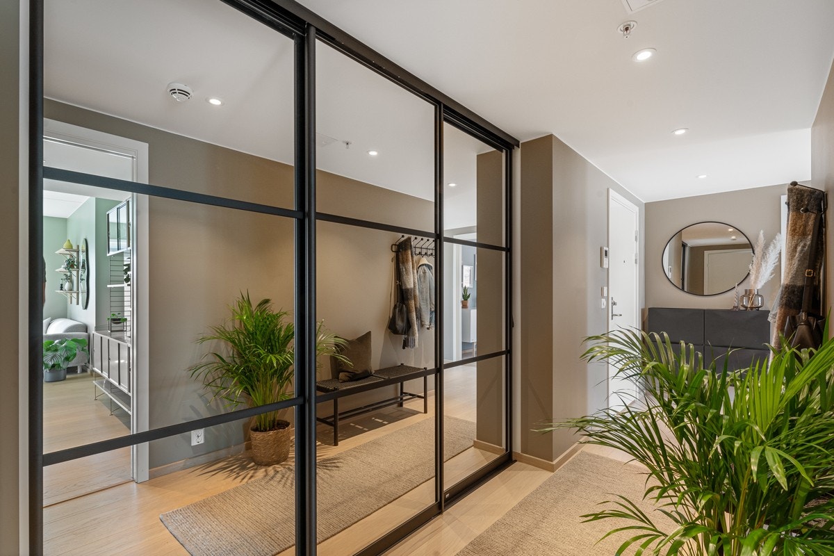 Romslig entré med stor skyvedørsgarderobe Galleribilde