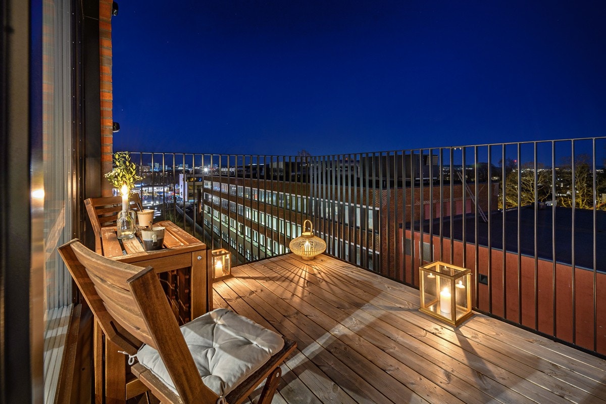 Sydvendt balkong på ca. 8 kvm med utgang fra stuen. Galleribilde