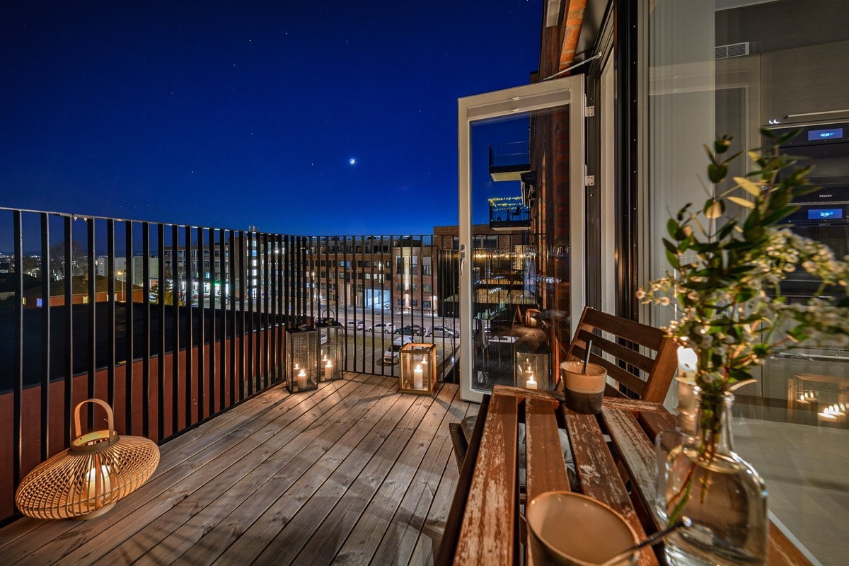 Sydvendt balkong på ca. 8 kvm med utgang fra stuen. Galleribilde