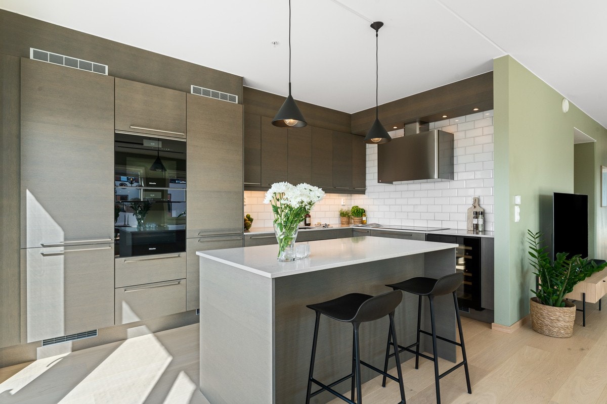 Påkostet kjøkken fra Sigdal med benkeplater i silestone og hvitevarer fra bla. Miele. Galleribilde