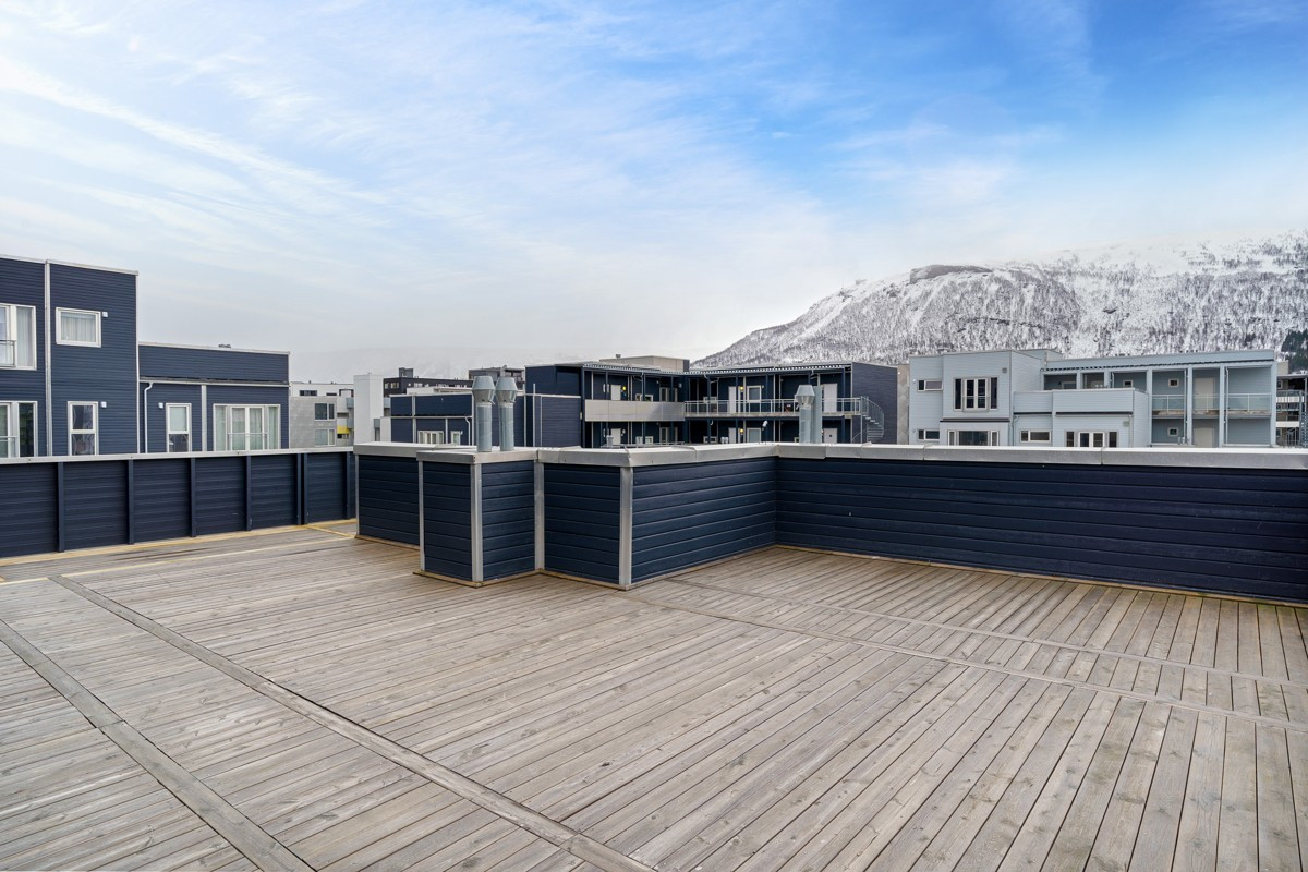 Det er en felles takterrasse med herlige solforhold